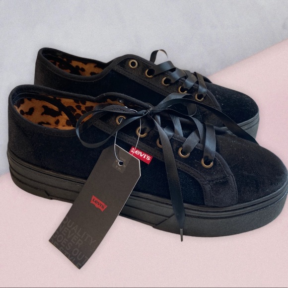 Nwt Levis Tijuana Black Velvet Platform 